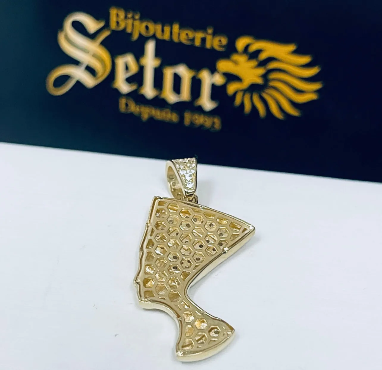 Nefertiti pendant P372